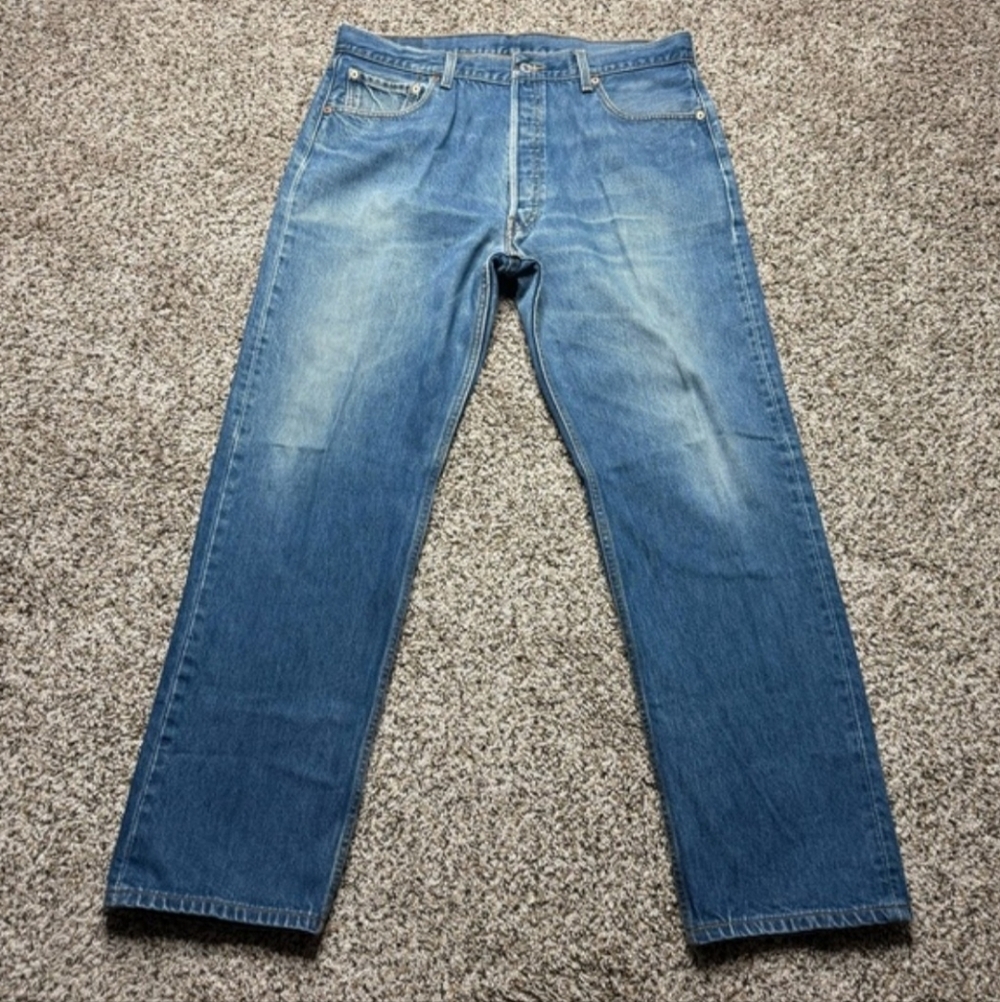 Vintage Levi’s 501 Straight Leg Button-fly 100% cotton Med Wash 38x33